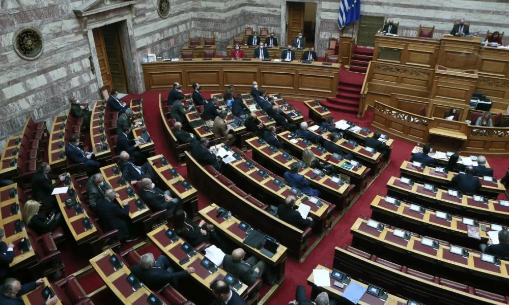 Πρόταση μομφής: Στο "τραπέζι" της Βουλής για δεύτερη ημέρα